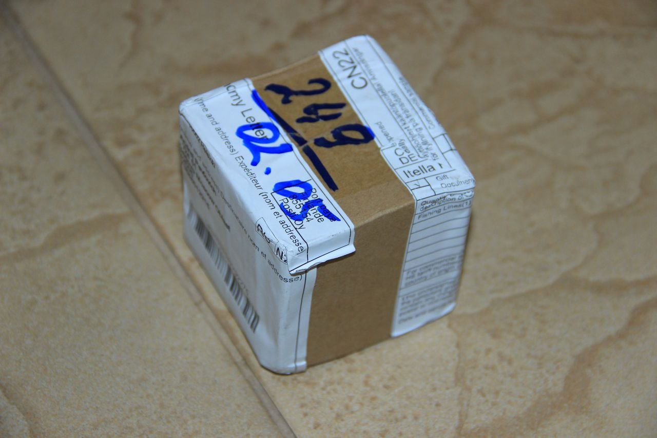 Вот такую коробочку я забрал на Почте России. Посылка шла около двух недель, что очень даже неплохо. Доставка бесплатная