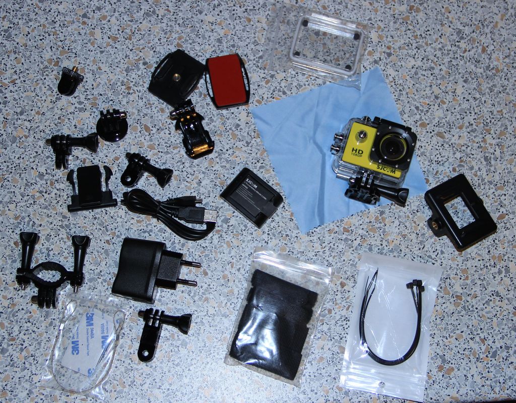 В комплекте: Камера, Водозащитный бокс, различные крепления, на голову, на карман, велосипед, шлем и т.п. Салфетка, ремни, стяжки, двухсторонний скотч, запасная дверка для влагозащитного чехла, зарядка и запасной аккумулятор.
Отмечу что запасной аккумулятор идет в 