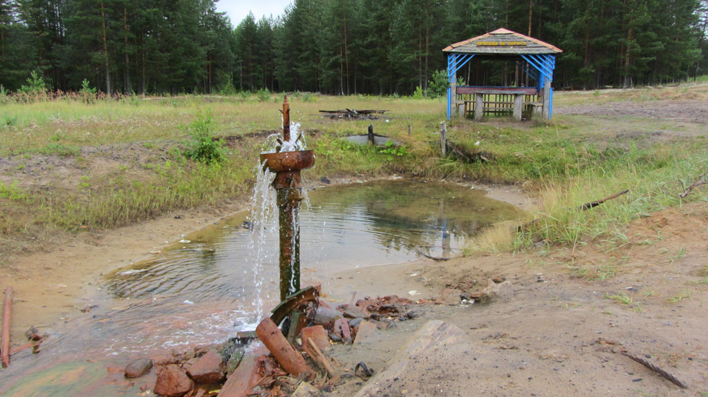 Затем мы въехали в деревню Лупья. Известна она своим фонтаном с минеральной водой. Воду мы попробовали – действительно минеральная и жутко соленая