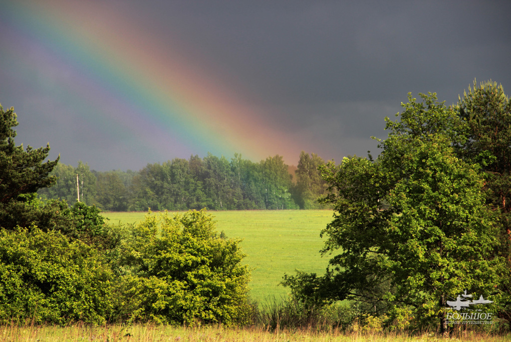 Зато после летнего дождя вновь выглядывает солнце, и тогда можно увидеть яркую красавицу-радугу.